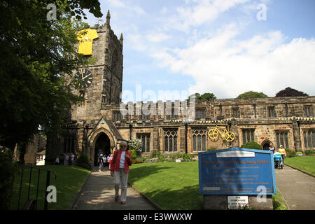 Skipton, Yorkshire, Großbritannien. 30. Juni 2014. 30. Juni 2014. Die Pfarrei Kirche der Hl. Dreifaltigkeit in Skipton West Yorkshire zeigt ein großes Fahrrad und gelbes Trikot für die bevorstehende Etappe der Tour De France, die am Samstag, den 5. Juli die Stadt durchquert. Bildnachweis: Mark Davidson/Alamy Live-Nachrichten Stockfoto