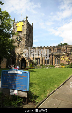 Skipton, Yorkshire, Großbritannien. 30. Juni 2014. 30. Juni 2014. Die Pfarrei Kirche der Hl. Dreifaltigkeit in Skipton West Yorkshire zeigt ein großes Fahrrad und gelbes Trikot für die bevorstehende Etappe der Tour De France, die am Samstag, den 5. Juli die Stadt durchquert. Bildnachweis: Mark Davidson/Alamy Live-Nachrichten Stockfoto