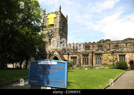 Skipton, Yorkshire, Großbritannien. 30. Juni 2014. 30. Juni 2014. Die Pfarrei Kirche der Hl. Dreifaltigkeit in Skipton West Yorkshire zeigt ein großes Fahrrad und gelbes Trikot für die bevorstehende Etappe der Tour De France, die am Samstag, den 5. Juli die Stadt durchquert. Bildnachweis: Mark Davidson/Alamy Live-Nachrichten Stockfoto