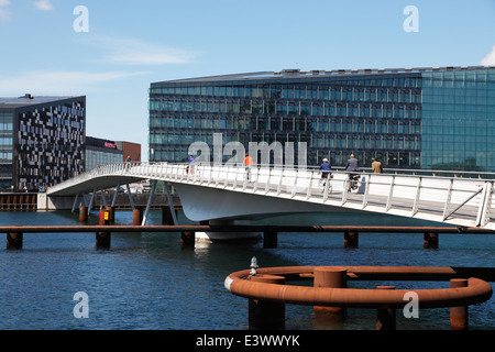 Die kombinierten Rad- und Gehweg Stahl-Bryggebroen - Brücke über den südlichen Teil des Hafens von Kopenhagen, Dänemark. Stockfoto