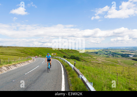 Radfahrer in der Nähe von Gipfel der Holme Moss, klettert eine der steilsten in UK Phase 2014, Tour de France, Holme Valley, West Yorkshire, Großbritannien Stockfoto