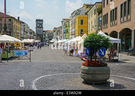 Marktstände in Piazza Beata Beatrice Este eine ummauerte mittelalterliche Stadt in der Region Venetien, Norditalien Stockfoto