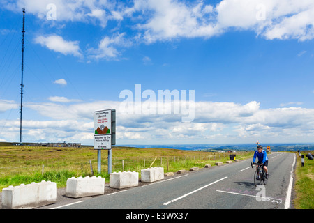 Radfahrer auf Gipfel der Holme Moss, klettert eine der steilsten in UK Phase 2014, Tour de France, Holme Valley, West Yorkshire, Großbritannien Stockfoto