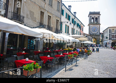 Cafés in Via Giacomo Matteotti in Este, einer ummauerten mittelalterlichen Stadt in der Region Venetien, Norditalien Stockfoto