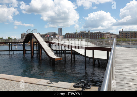 Kalvebod Waves, Kalvebod Bølge, eine aufregende neue Uferpromenade in Kalvebod Brygge im inneren Hafen von Kopenhagen, Dänemark. Design JDS / Urban Agency. Stockfoto