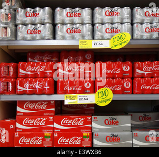 Coca Cola-Dosen in eine britische Supermarktkette Stockfoto