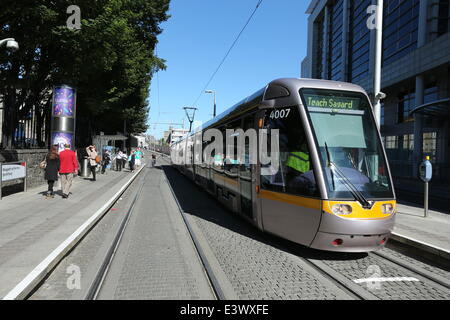 Dublin, Irland. 30. Juni 2014. Bild einer Luas-Straßenbahn an einer Haltestelle in Smithfield im Stadtzentrum von Dublin anlässlich des zehnten Jahrestags der öffentlichen Verkehrsmittel in der irischen Hauptstadt. Zum Jubiläum kommt wie der Bau der neuen Luas Cross City Line weiter. Bildnachweis: Brendan Donnelly/Alamy Live-Nachrichten Stockfoto