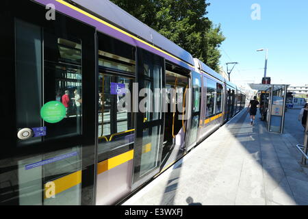 Dublin, Irland. 30. Juni 2014. Die Seite eine Luas tram Wagen an einer Haltestelle in Smithfield im Stadtzentrum von Dublin anlässlich des zehnten Jahrestags der öffentlichen Verkehrsmittel in der irischen Hauptstadt. Zum Jubiläum kommt wie der Bau der neuen Luas Cross City Line weiter. Bildnachweis: Brendan Donnelly/Alamy Live-Nachrichten Stockfoto