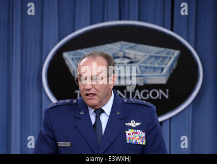 Washington, DC, USA. 30. Juni 2014. Der NATO militärischen Oberbefehlshaber General Philip Breedlove spricht während einer Pressekonferenz im Pentagon, Washington, DC, Hauptstadt der Vereinigten Staaten, 30. Juni 2014. Bildnachweis: Yin Bogu/Xinhua/Alamy Live-Nachrichten Stockfoto