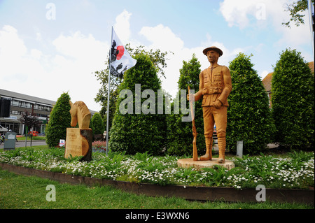 Memorial Schnitzereien zu erinnern, die Soldaten und Pferde, die im ersten Weltkrieg gestorben sind vor kurzem in Rustington UK gestiegen Stockfoto