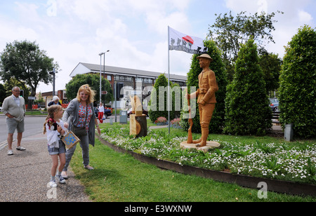 Memorial Schnitzereien zu erinnern, die Soldaten und Pferde, die im ersten Weltkrieg gestorben sind vor kurzem in Rustington UK gestiegen Stockfoto