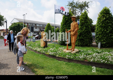 Memorial Schnitzereien zu erinnern, die Soldaten und Pferde, die im ersten Weltkrieg gestorben sind vor kurzem in Rustington UK gestiegen Stockfoto