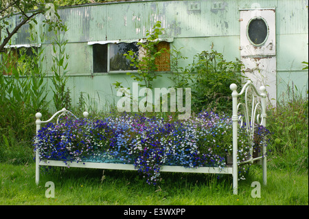 Ein Bett aus Blumen vor einer alten Wohnwagen im Garten ein herzliches Dankeschön an Brook Farm, Berrington, Tenbury Wells, Worcestershire. Stockfoto