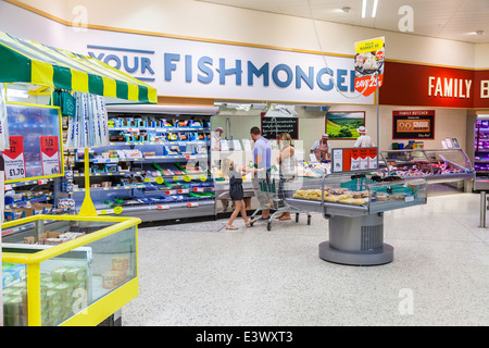 Fischhändler in Morrisons speichern in Leek Staffordshire UK Stockfoto