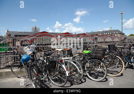 Fahrräder geparkt am hinteren Eingang zum Hauptbahnhof Kopenhagen. Treppe zu den Bahnsteigen. Bahnhof Gebäude Hintergrund. Kopenhagen, Dänemark. Stockfoto