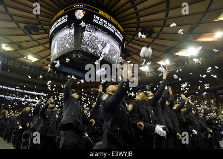 New York, USA. 30. Juni 2014. Neue Polizisten teilnehmen die Abschlussfeier in New York, Vereinigte Staaten, am 30. Juni 2014. Mehr als 1.000 neue Polizisten absolvierte New York Police Academy am Montag. © Wang Lei/Xinhua/Alamy Live-Nachrichten Stockfoto