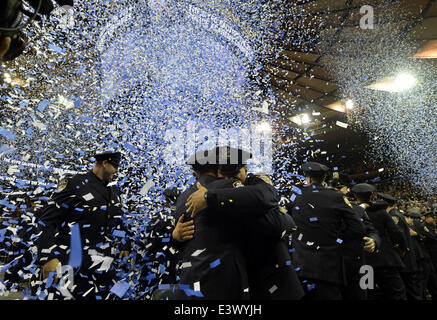 New York, USA. 30. Juni 2014. Neue Polizisten teilnehmen die Abschlussfeier in New York, Vereinigte Staaten, am 30. Juni 2014. Mehr als 1.000 neue Polizisten absolvierte New York Police Academy am Montag. © Wang Lei/Xinhua/Alamy Live-Nachrichten Stockfoto