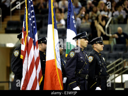 New York, USA. 30. Juni 2014. Neue Polizisten teilnehmen die Abschlussfeier in New York, Vereinigte Staaten, am 30. Juni 2014. Mehr als 1.000 neue Polizisten absolvierte New York Police Academy am Montag. © Wang Lei/Xinhua/Alamy Live-Nachrichten Stockfoto