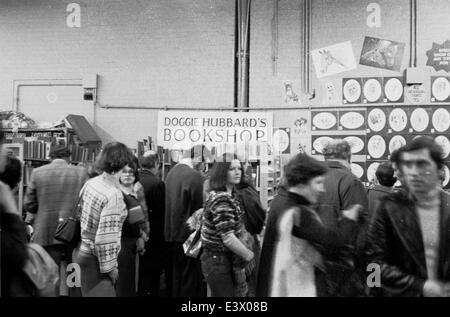 Hündchen Hubbards Buchhandlung in der Haupthalle des 1977 Crufts Dog show in Olympia. Stockfoto