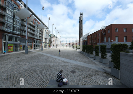 Ein Blick von Smithfield Square, einschließlich der Jameson Distillery Kamin und Gas Lichtmasten, im Stadtzentrum von Dublin. Stockfoto