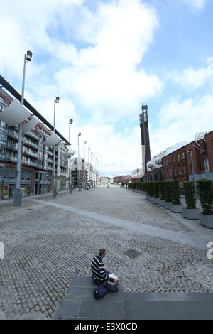 Ein Blick von Smithfield Square, einschließlich der Jameson Distillery Kamin und Gas Lichtmasten, im Stadtzentrum von Dublin. Stockfoto