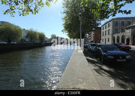 Ein Blick auf den Fluss Liffey in Dublin gesehen vom Inn der Kai mit den vier Gerichten Gebäude auf der rechten Seite. Stockfoto