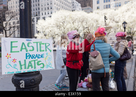 Pop - Up Store Anbieter verkaufen Ostern Hüte in Grand Army Plaza am Ostersonntag, NYC, USA Stockfoto