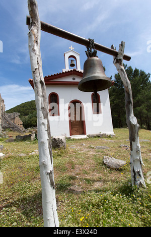 Stadt von Sami, Kefalonia. Die Glocke und West Fassade der modernen Kirche Agia Fanentes Zitadelle, in alten gleich. Stockfoto