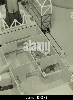 Dieses Bild zeigt den Transport des Convair/General Dynamics Atlas Hebekörpers, einer der wichtigsten Komponenten bei der Entwicklung des US-Raumfahrtprogramms, der im San Diego Air and Space Museum zur Ausstellung gebracht wird. Stockfoto