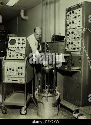 Diese Abbildung zeigt die pneumatischen Tests des Convair/General Dynamics Atlas Hebekörpers. Die Tests waren Teil der Entwicklung für Anwendungen in der Luft- und Raumfahrt, speziell für das Atlas-Raketenprogramm. Stockfoto