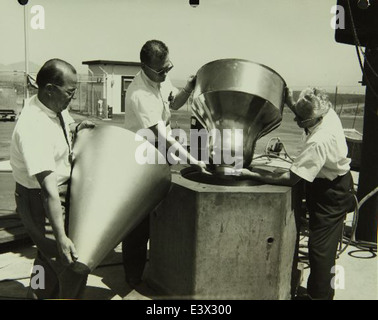 Die Wartung des Hebekörpers Convair/General Dynamics Atlas war entscheidend für die Weiterentwicklung der Luft- und Raumfahrttechnologie. Dieses Flugzeug war Teil der Flugversuche und -Entwicklung des US-Raumfahrtprogramms. Stockfoto