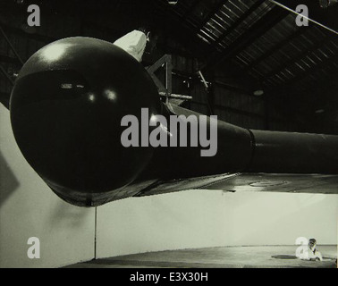 Diese Abbildung zeigt die Instandhaltungsarbeiten am Convair/General Dynamics Atlas Hebekörper, einem Schlüsselelement bei der Entwicklung von Raumfahrzeugen während des frühen Weltraumrennens. Stockfoto