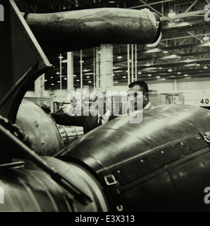 Diese Abbildung zeigt die Wartungs- und Betriebsverfahren des Convair/General Dynamics Atlas Hebekörpers. Die Technologie des Aufbaus war der Schlüssel für militärische und Luft- und Raumfahrtoperationen in den 1950er und 1960er Jahren Stockfoto