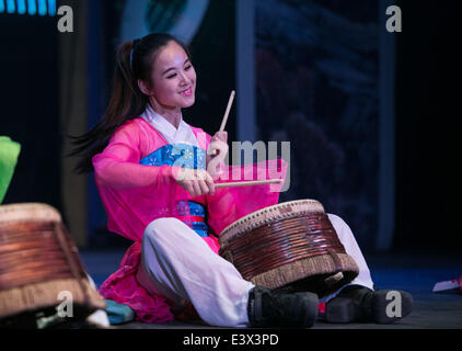 New York, USA. 30. Juni 2014. Chinas weibliche Percussion Group, Red Poppy Damen, Vorsprechen Teil von "Mulan das Musical" für Medien in New York, Vereinigte Staaten, am 30. Juni 2014. Dies ist das zweite Mal das Musical in New York auf die Bühne gestellt werden. Bildnachweis: Xinhua/Alamy Live-Nachrichten Stockfoto