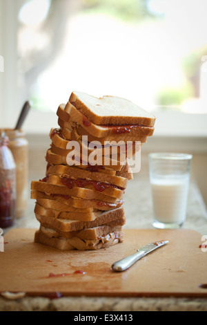 Schiefen Stapel von Erdnussbutter und Gelee sandwiches Stockfoto