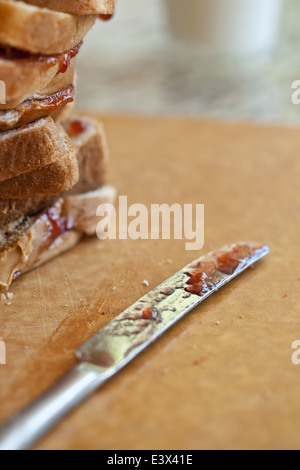 Stapel von Erdnussbutter und Gelee Sandwiches und Messer Stockfoto