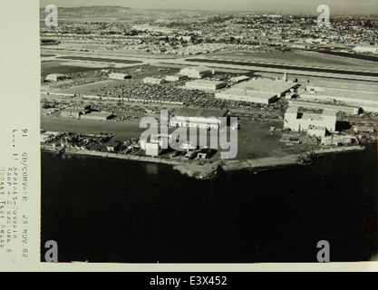 Dieses Luftbild zeigt Lindbergh Field und die umliegenden Einrichtungen und zeigt die Betriebsgröße der Convair/General Dynamics Luft- und Raumfahrtanlage in San Diego, einem wichtigen Standort für die Flugzeugproduktion während des Kalten Krieges. Stockfoto