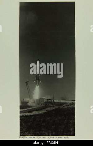 Diese Abbildung zeigt den Convair/General Dynamics Atlas, einen Teil der bedeutenden Rolle des Unternehmens in der Luft- und Raumfahrtindustrie. Die Atlas-Rakete war ein integraler Bestandteil des US-Weltraumprogramms, startete Satelliten und ermöglichte wichtige Weltraummissionen. Stockfoto