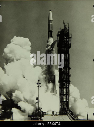 Diese Abbildung zeigt die Convair/General Dynamics Atlas-Rakete mit ihrer Ranger-Nutzlast, die Teil der Atlas-Serie ist, die für die Raumfahrt und militärische Anwendungen entwickelt wurde. Das Foto ist Teil der SDASM-Sammlung. Stockfoto