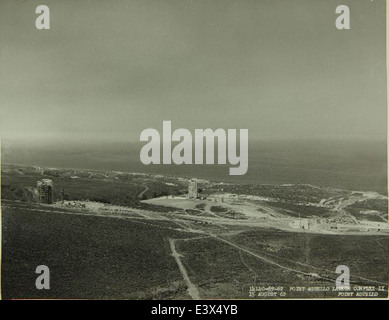 Dieses Foto zeigt die Convair/General Dynamics Aerospace Fabriken und unterstreicht die bedeutende Rolle, die diese Anlagen bei der Entwicklung von Raketen- und Flugzeugsystemen von den 1950er bis in die 1960er Jahre gespielt haben Die Fabriken waren entscheidend für die Weiterentwicklung der Luft- und Raumfahrttechnologie, insbesondere im Kontext der Raketenabwehrsysteme aus der Zeit des Kalten Krieges und der Flugzeugentwicklung. Stockfoto