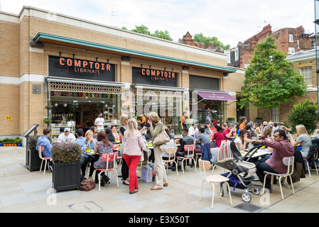 Menschen Essen im Freien im libanesischen Restaurant, Comptoir Libanais im Duke Of York Square, Chelsea, London, England, UK Stockfoto