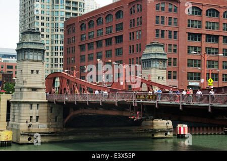 Chicagos LaSalle Street Bridge über den Chicago River. Stockfoto