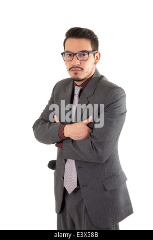 junger Mann im Anzug Kreuzung Arme Stockfoto