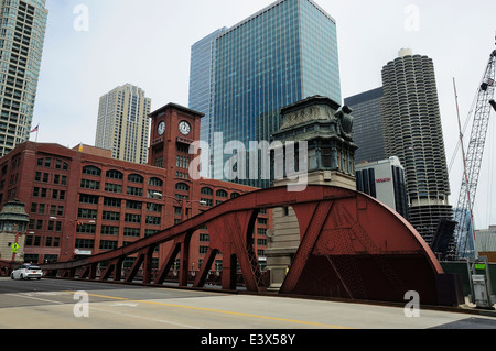 Chicagos LaSalle Street Bridge über den Chicago River. Stockfoto