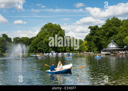 Das Bootfahren Westsee in Victoria Park, Hackney, London, England, UK Stockfoto