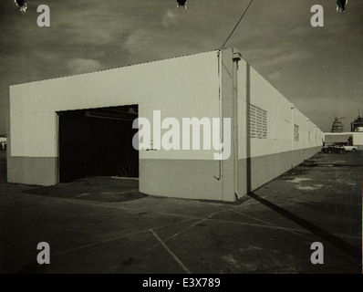 Dieses Foto zeigt das Werk Convair/General Dynamics, ein wichtiger Standort für die Fertigung in der Luft- und Raumfahrt in San Diego. Die Anlage produzierte militärische und zivile Flugzeuge und Raketen und leistete im 20. Jahrhundert einen bedeutenden Beitrag zur Luftfahrttechnik. Stockfoto