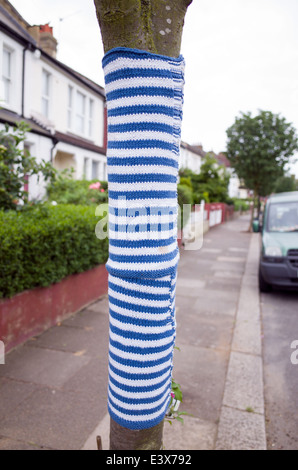 Garn Sie, Bombardierung durch einen Baum, London, England, UK Stockfoto