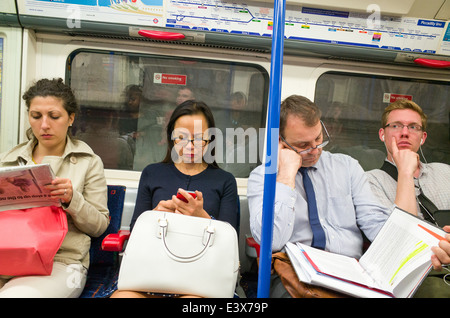 Die Menschen in der Londoner U-Bahn, Großbritannien Stockfoto