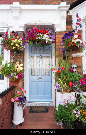 Blumen vor der Haustür ein Reihenhaus, London, England, UK Stockfoto