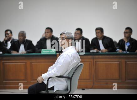 Jakarta, Indonesien. 30. Juni 2014. Ehemaliger Chief der Richter am indonesischen Constitutional Court Akil Mochtar (vorne) besucht Probetraining bei Korruption Gericht in Jakarta, Indonesien, 30. Juni 2014. Akil Mochtar erhielt eine lebenslange Haftstrafe für Annahme von Bestechungsgeldern, wenn er für das Land höchste Justiz Institution und Geld Geldwäsche Beklagten zuständig war. Agung Kuncahya © B./Xinhua/Alamy Live-Nachrichten Stockfoto